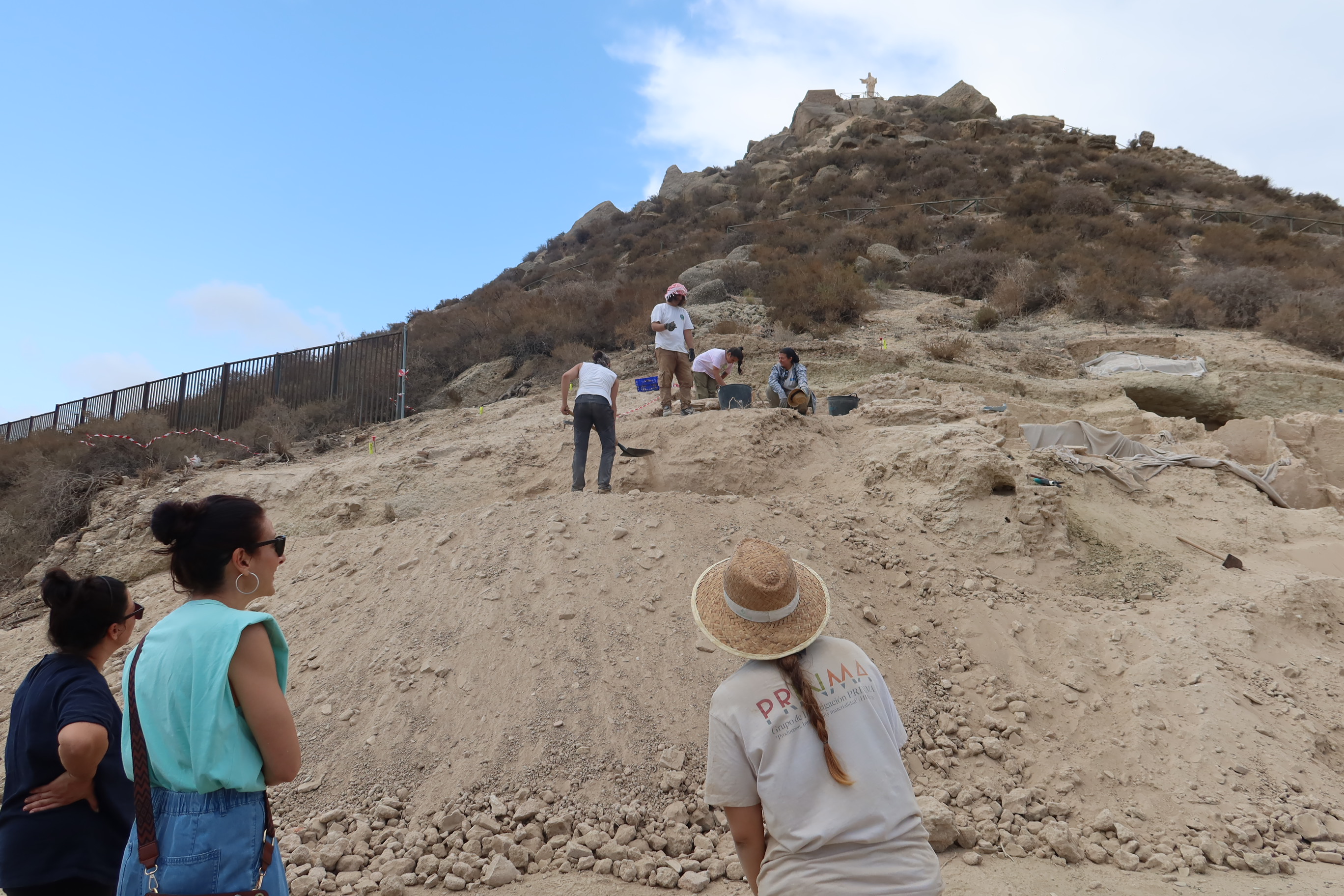 Vera reanuda la tercera campaña arqueológica en el yacimiento de la antigua ciudad medieval de Bayra, situada en el Cerro del Espíritu Santo