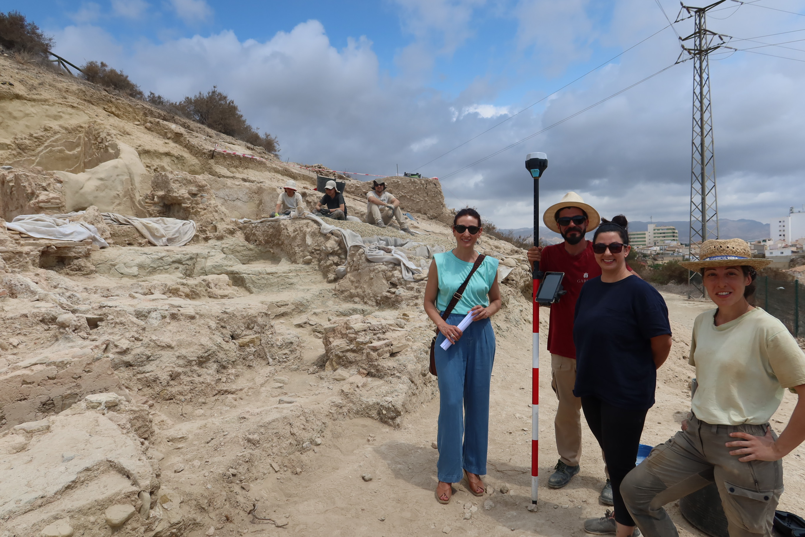 Vera reanuda la tercera campaña arqueológica en el yacimiento de la antigua ciudad medieval de Bayra, situada en el Cerro del Espíritu Santo